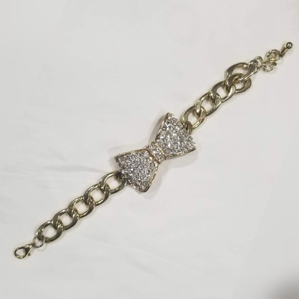 Blingy gold bow bracelet